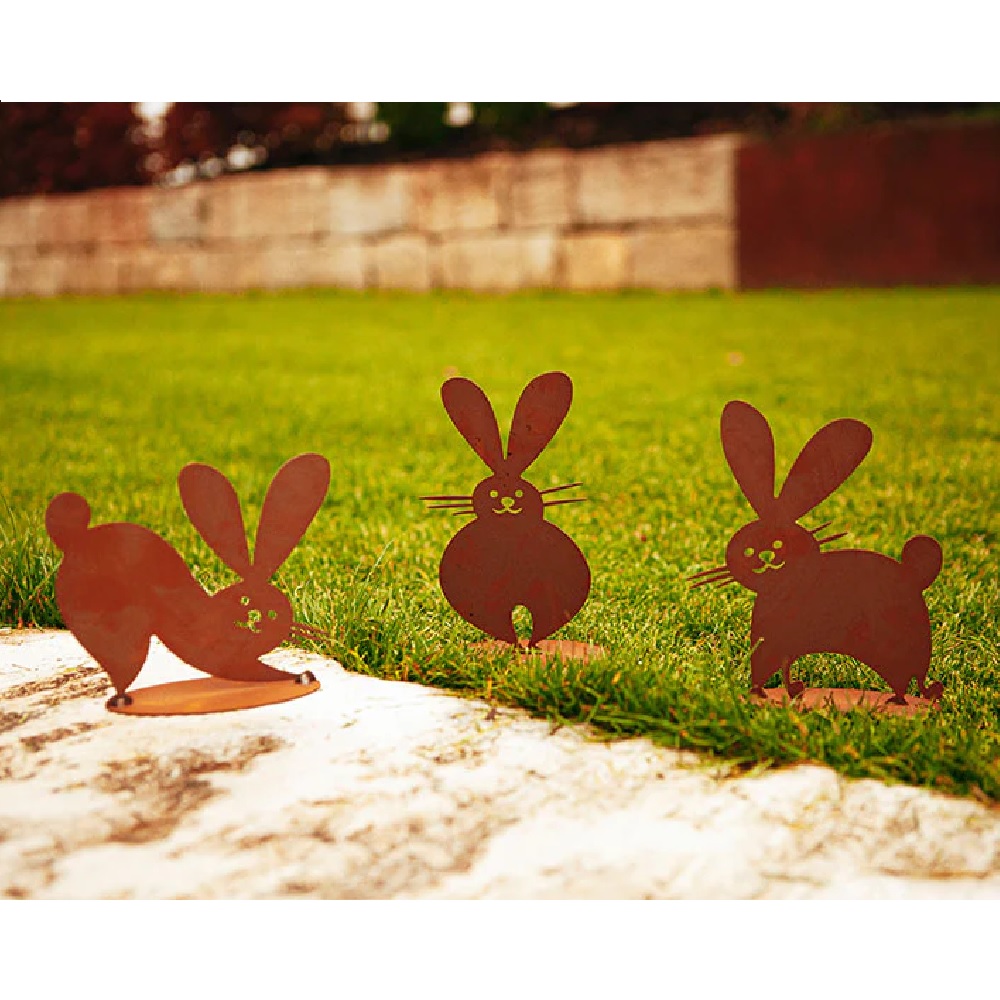 Rost Hase auf Platte sitzend/rund