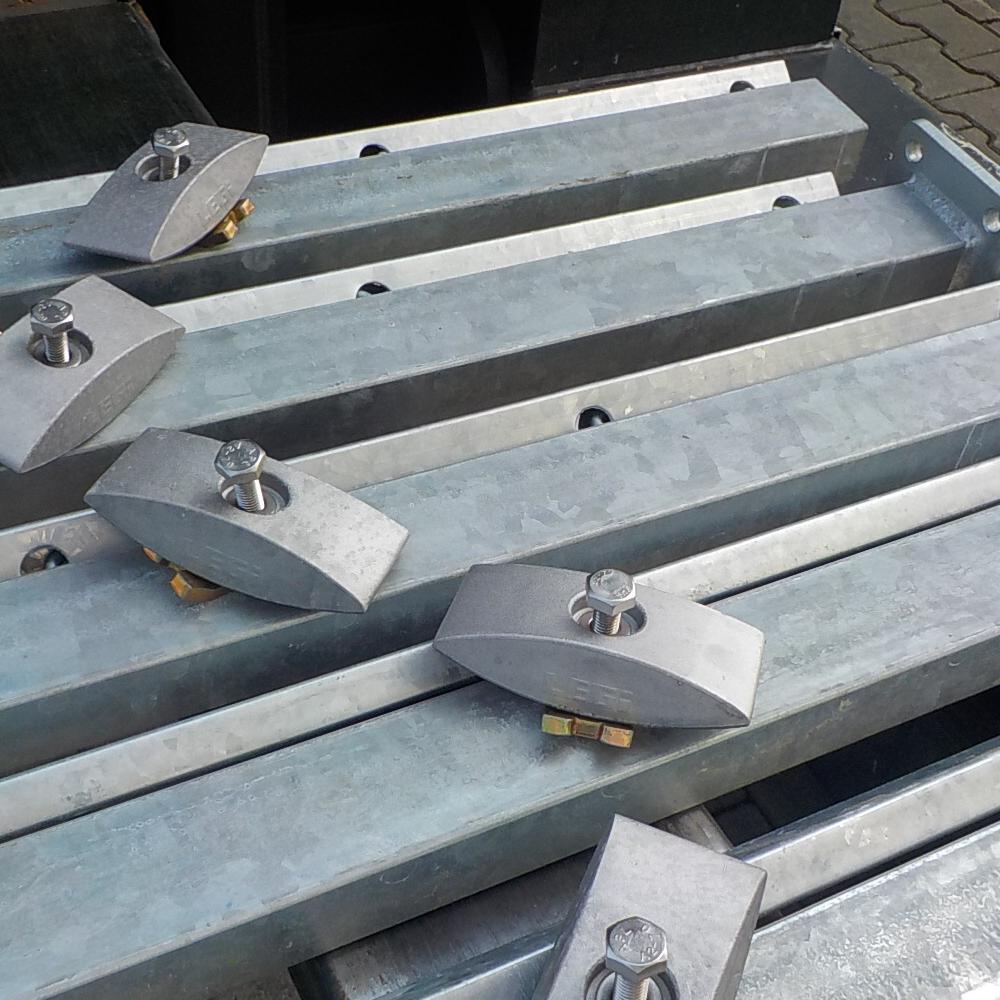 Pfosten 1030 mm Legi R-fit verzinkt mit Bodenplatten