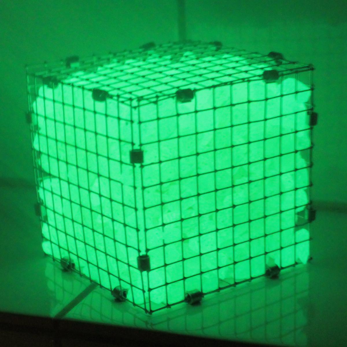 Leuchtgabione - Ziergabionenkorb mit fluoreszierenden Steinen