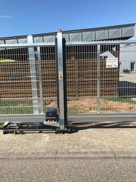 Schiebetor 6500x1800 mm vz elektrisch Zackenleiste