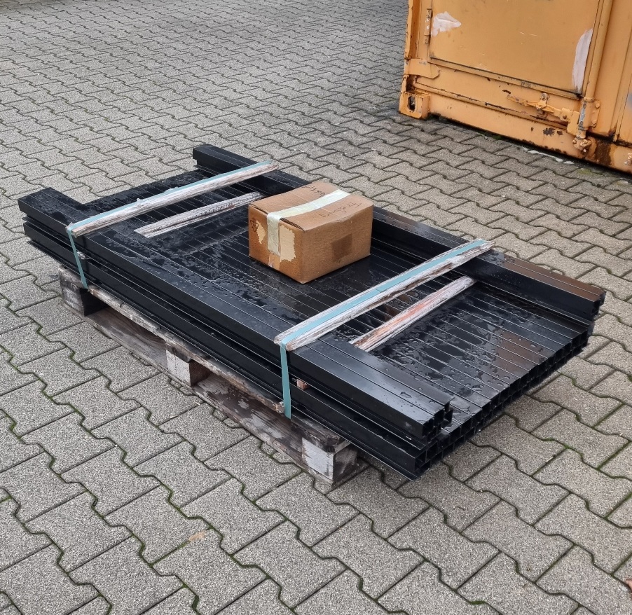Pfosten UNI RAL 9005 Tiefschwarz - 24 Stück SONDERPOSTEN