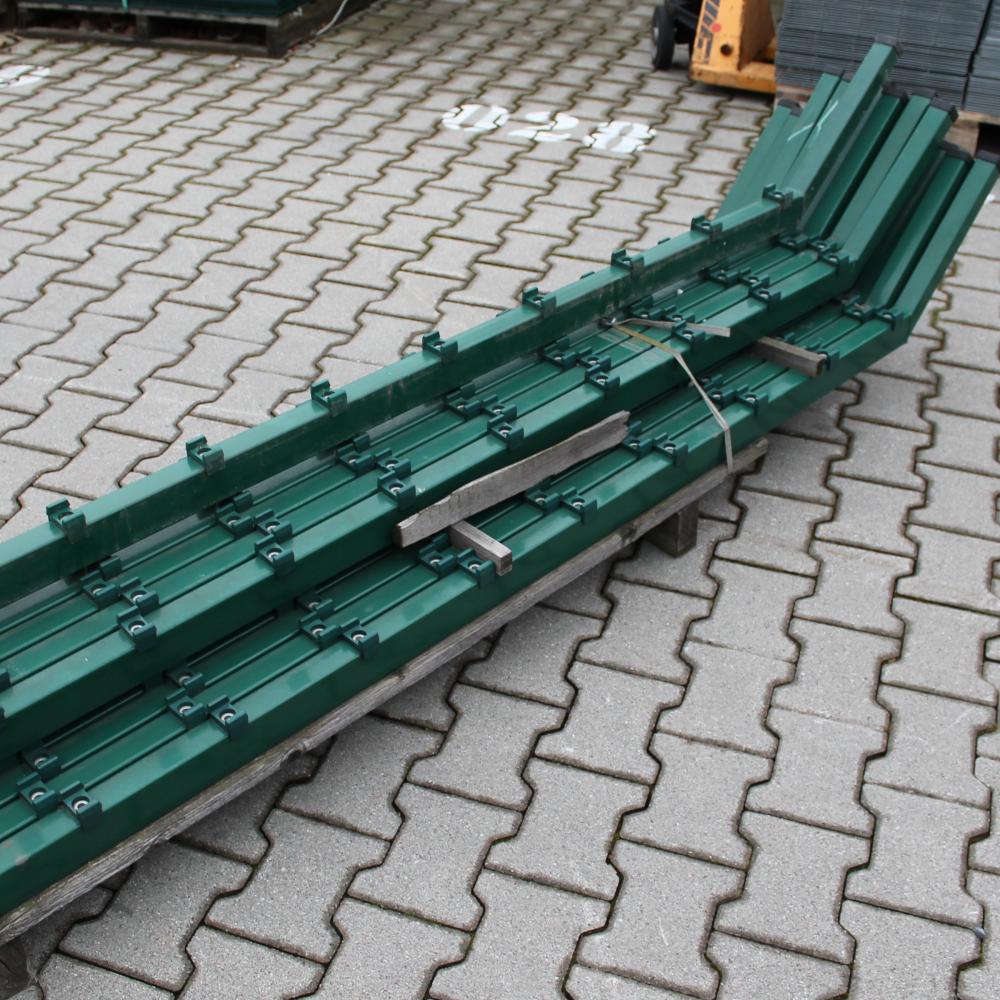 Pfosten 2030 mm mit 300 mm Abweiser grün