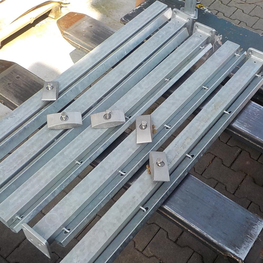 Pfosten 1030 mm Legi R-fit verzinkt mit Bodenplatten