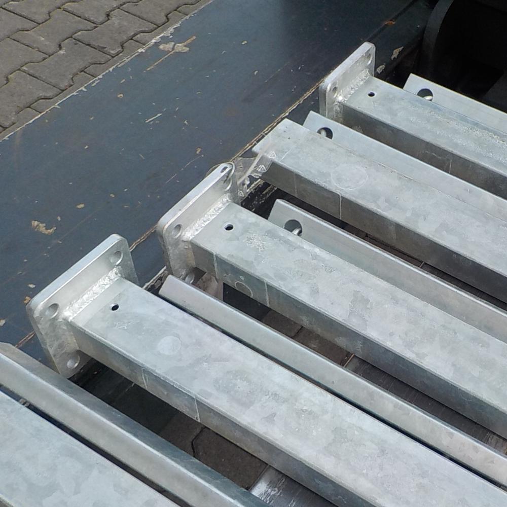 Pfosten 1030 mm Legi R-fit verzinkt mit Bodenplatten