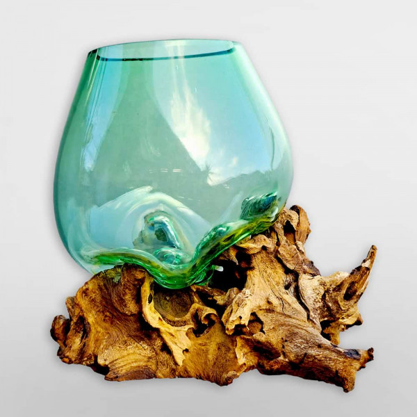 Grünes Glas geschmolzen auf Holz