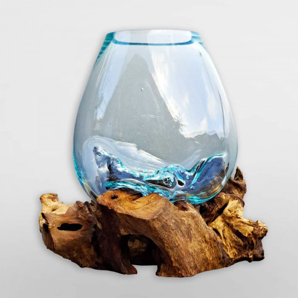 Geschmolzenes Glas auf Holz glasklar