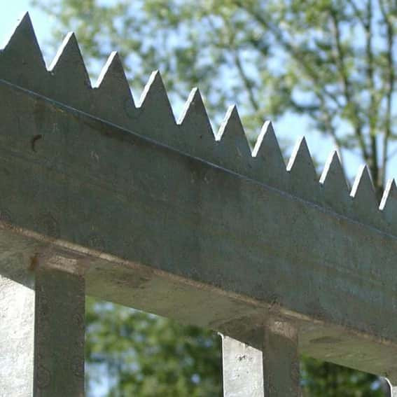 Zackenleiste 2 Meter verzinkt 40 x 20 x 3,0 mm - zum Aufschrauben