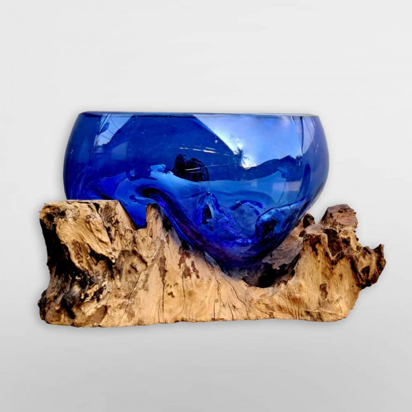 Glas auf Wurzelholz in blau