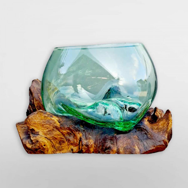 Glas auf Wurzelholz in grün