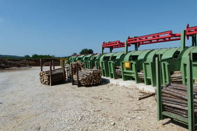 Die Holzstämme werden zunächst zugesägt.