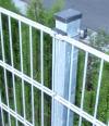 Stahlmatte wird mit Klammer gehalten, Zaunanlage