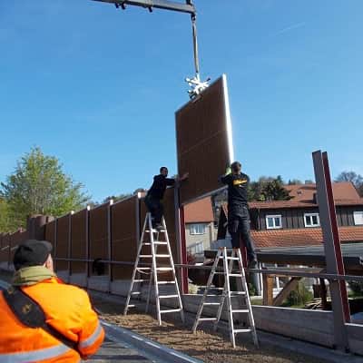 Kokowall, der Aufbau der Laermschutzwand mit einem Kran