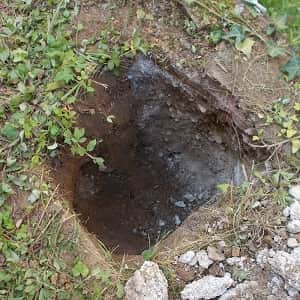 Pfosten Fundament f&uuml;r Doppelstabzaun graben.