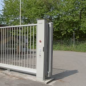 Schiebetor elektrisch betrieben und freitragend ohne Laufschiene.