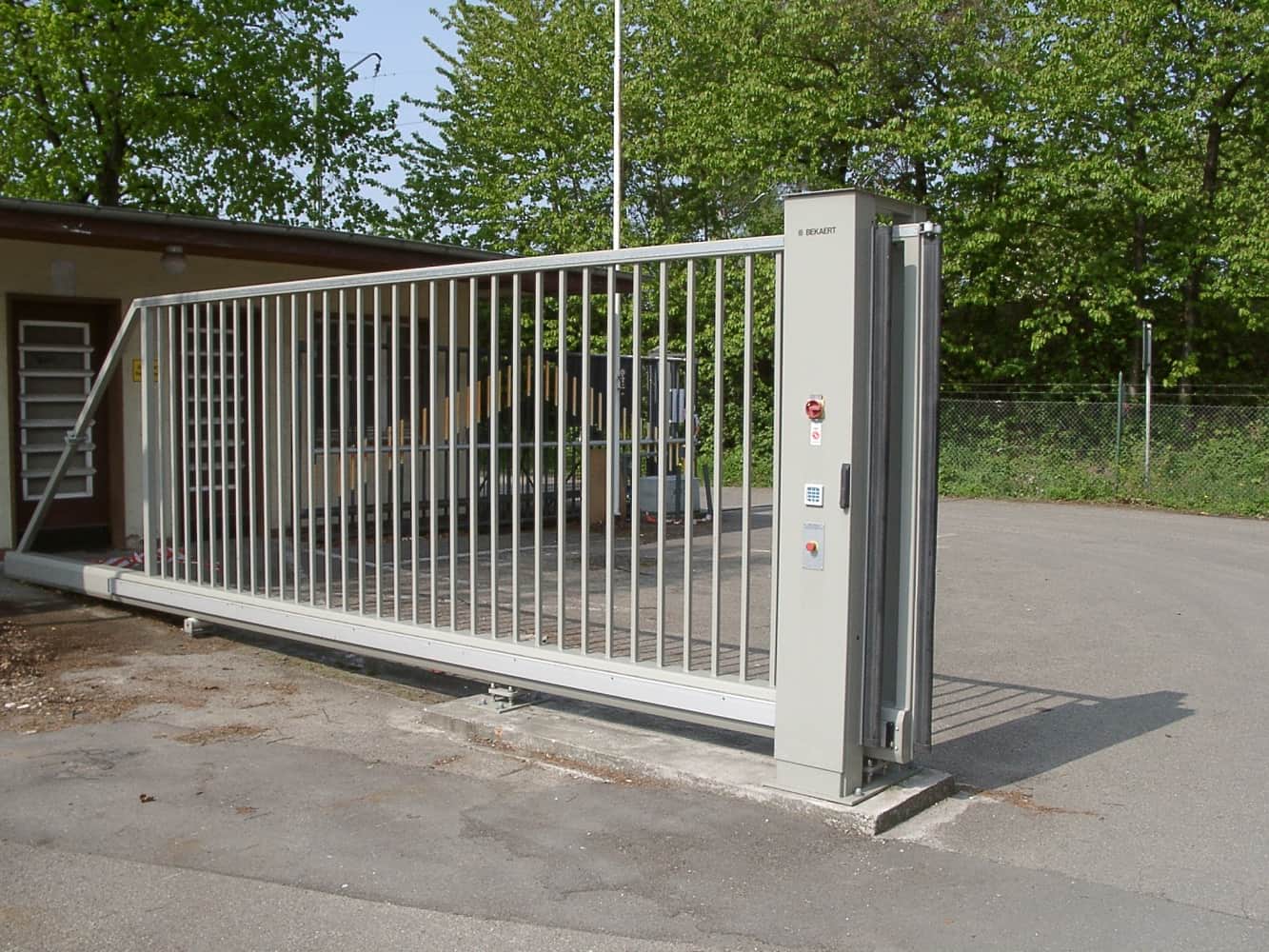 Inova Aluminium Schiebetore elektrisch und freitragend