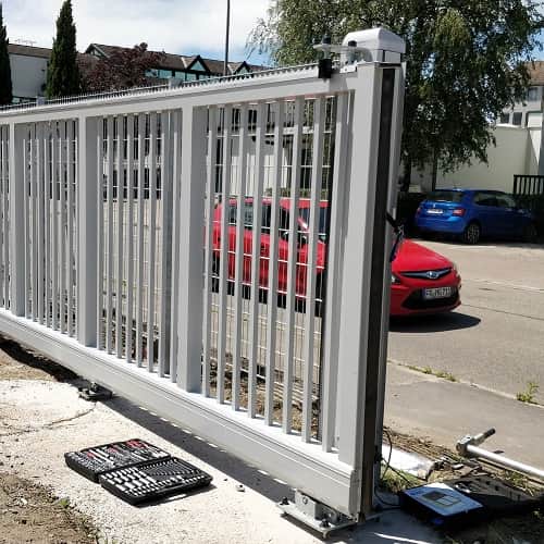 Pr&uuml;fung und Wartung der elektrischen Schiebetoranlage.