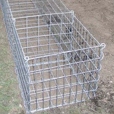 Steinkorb zum Bau einer Gabionenmauer