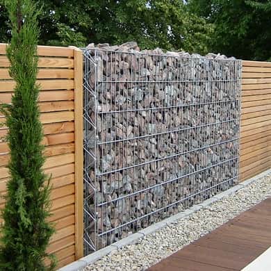 Steinzaun in Kombination mit Holz